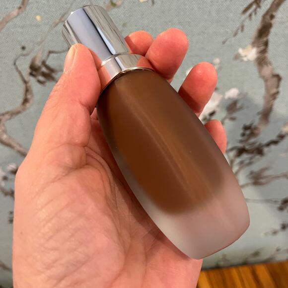 La Mer The Soft Fluid Long Wear Foundation Shade 420 Terra 1 oz. 30 ml - Picture 3 of 5